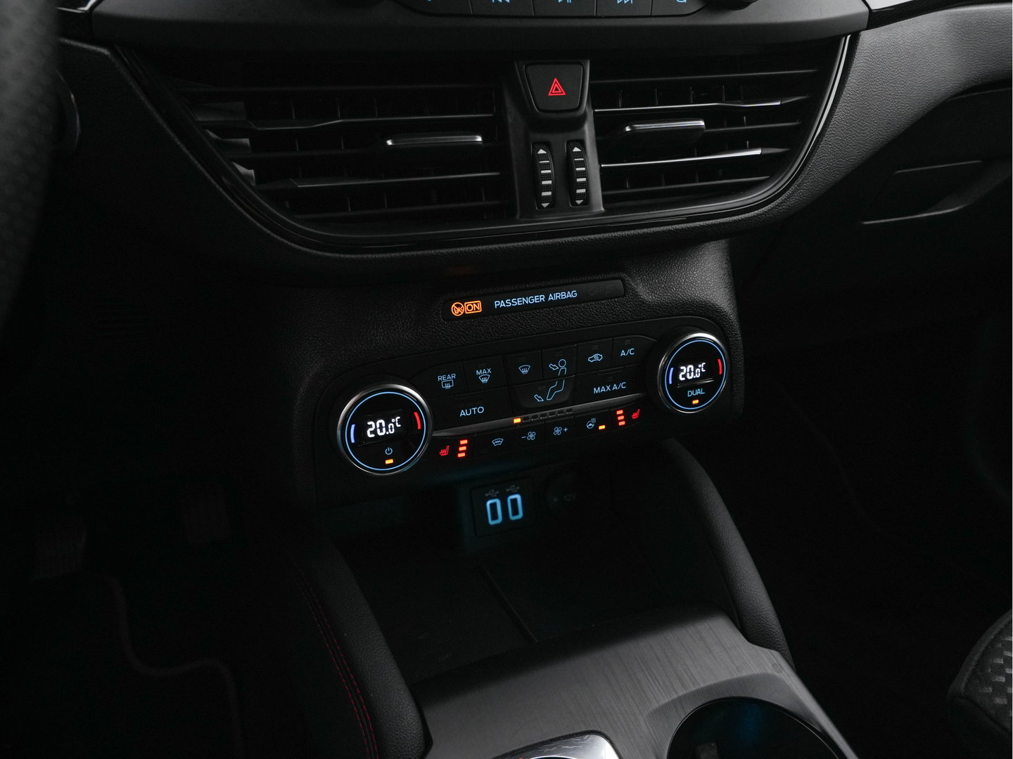 Ford FOCUS Wagon 2.0 ST-Line-X Business EcoBlue (INCL-BTW) Aut. *ADAPTIVE-CRUISE | DIGI-COCKPIT | KEYLESS | CAMERA | NAVI-FULLMAP | HEATED-SPORTSEATS | DAB+ | SHIFT-PADDLES | ECC | PDC | TOWBAR | 18''ALU*