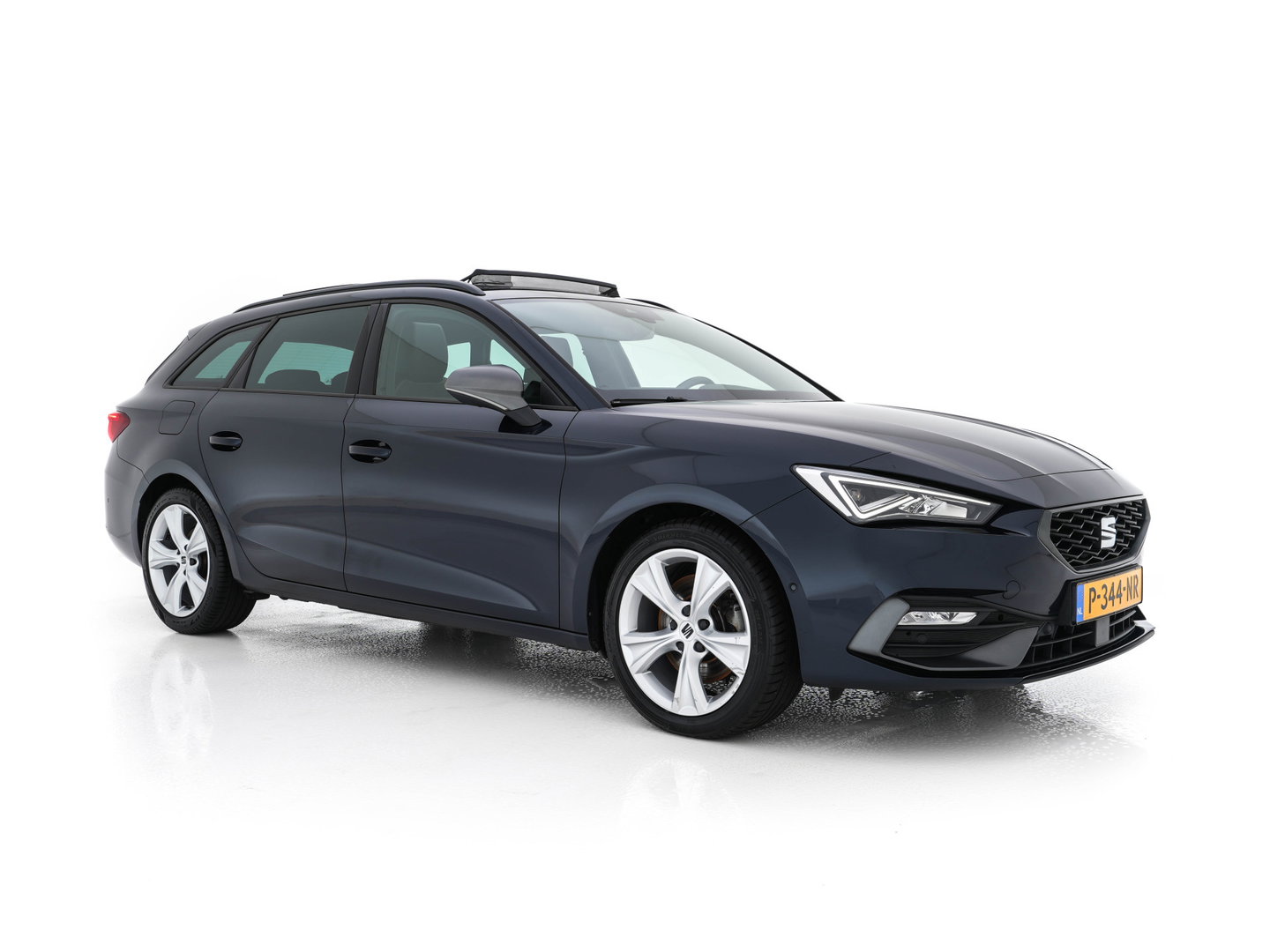 SEAT Leon Sportstourer 2.0 TDI FR Business Intense (INCL-BTW) Aut.  *PANO | FULL-LED | ADAPTIVE-CRUISE | DIGI-COCKPIT | NAVI-FULLMAP | LEATHER-MICROFIBRE | CARPLAY | KEYLESS | SHIFT-PADDLES | SPORT-SEATS | AMBIENT-LIGHT | CAMERA | 17''ALU | T