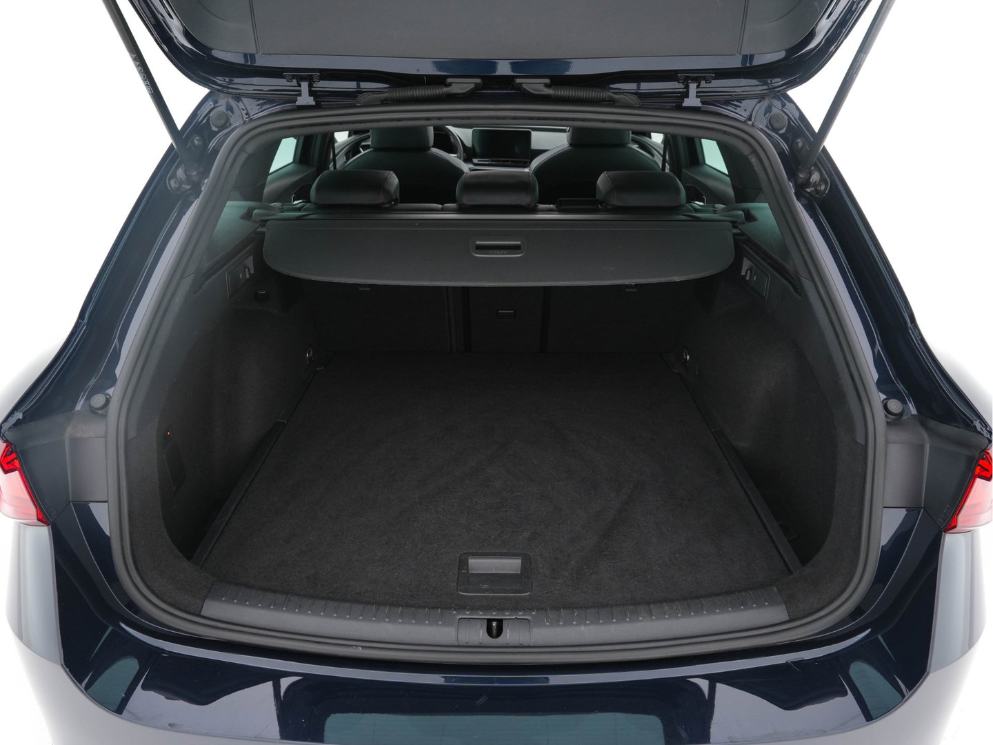 SEAT Leon Sportstourer 2.0 TDI FR Business Intense (INCL-BTW) Aut.  *PANO | FULL-LED | ADAPTIVE-CRUISE | DIGI-COCKPIT | NAVI-FULLMAP | LEATHER-MICROFIBRE | CARPLAY | KEYLESS | SHIFT-PADDLES | SPORT-SEATS | AMBIENT-LIGHT | CAMERA | 17''ALU | T