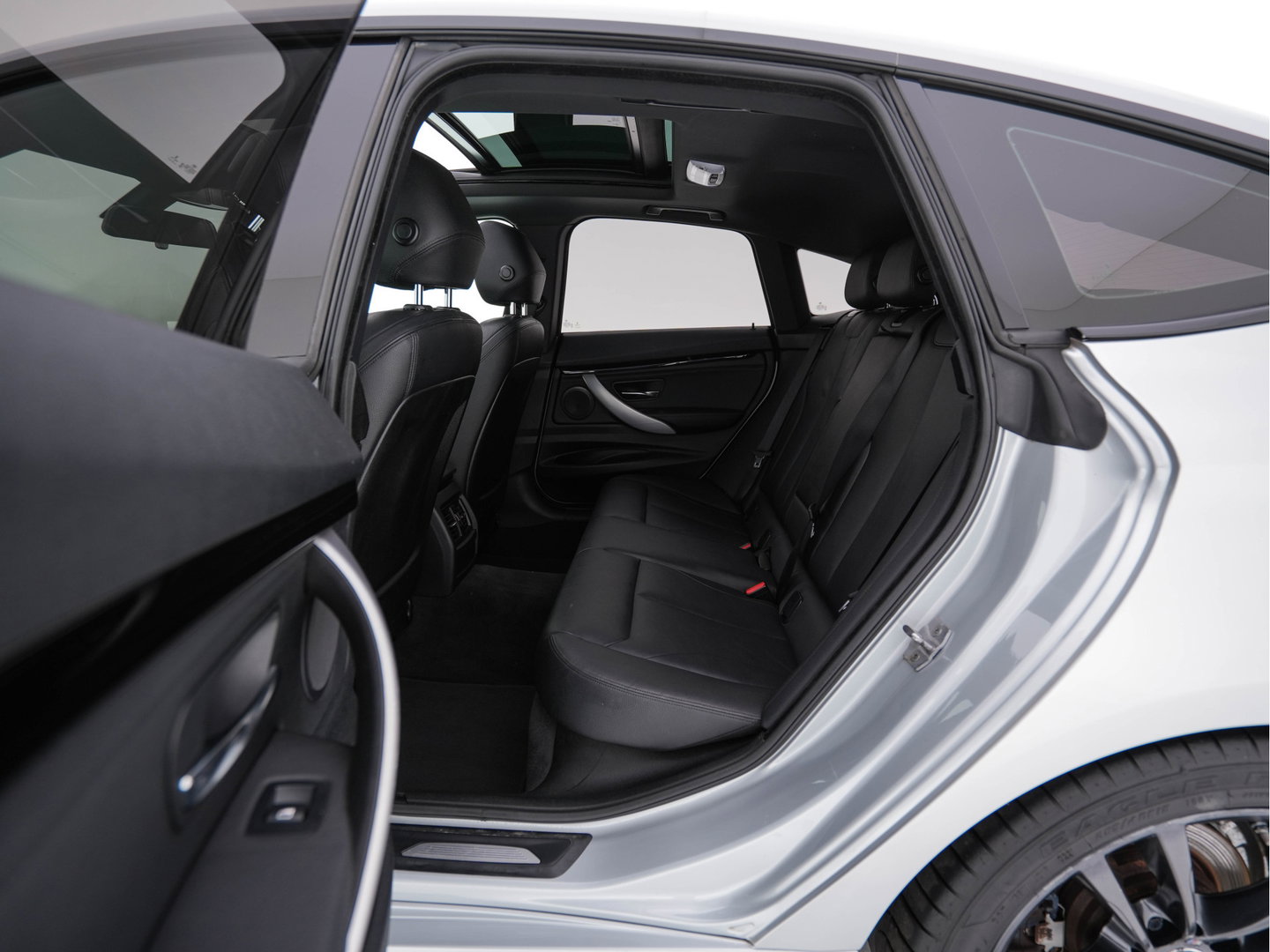 BMW 3-serie Gran Turismo 320i M-Sportpack High Executive Aut. *PANO | XENON | LEATHER | HEATED-SPORTSEATS | SHIFT-PADDLES | PRIVACY-GLASS | NAVI-FULLMAP | ECC | PDC | CRUISE | 19''ALU*