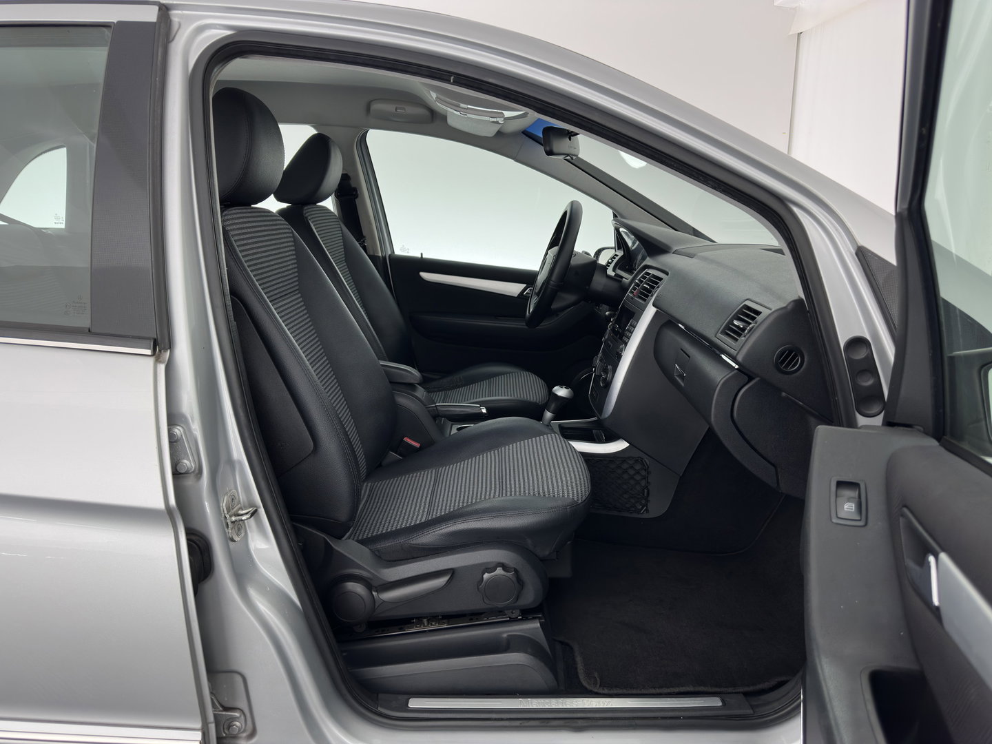 Mercedes-Benz B-Klasse 180 CDI Aut. *LEATHER-FABRIC | AIRCO | CRUISE | COMFORT-SEATS | TOWBAR | 17''ALU*