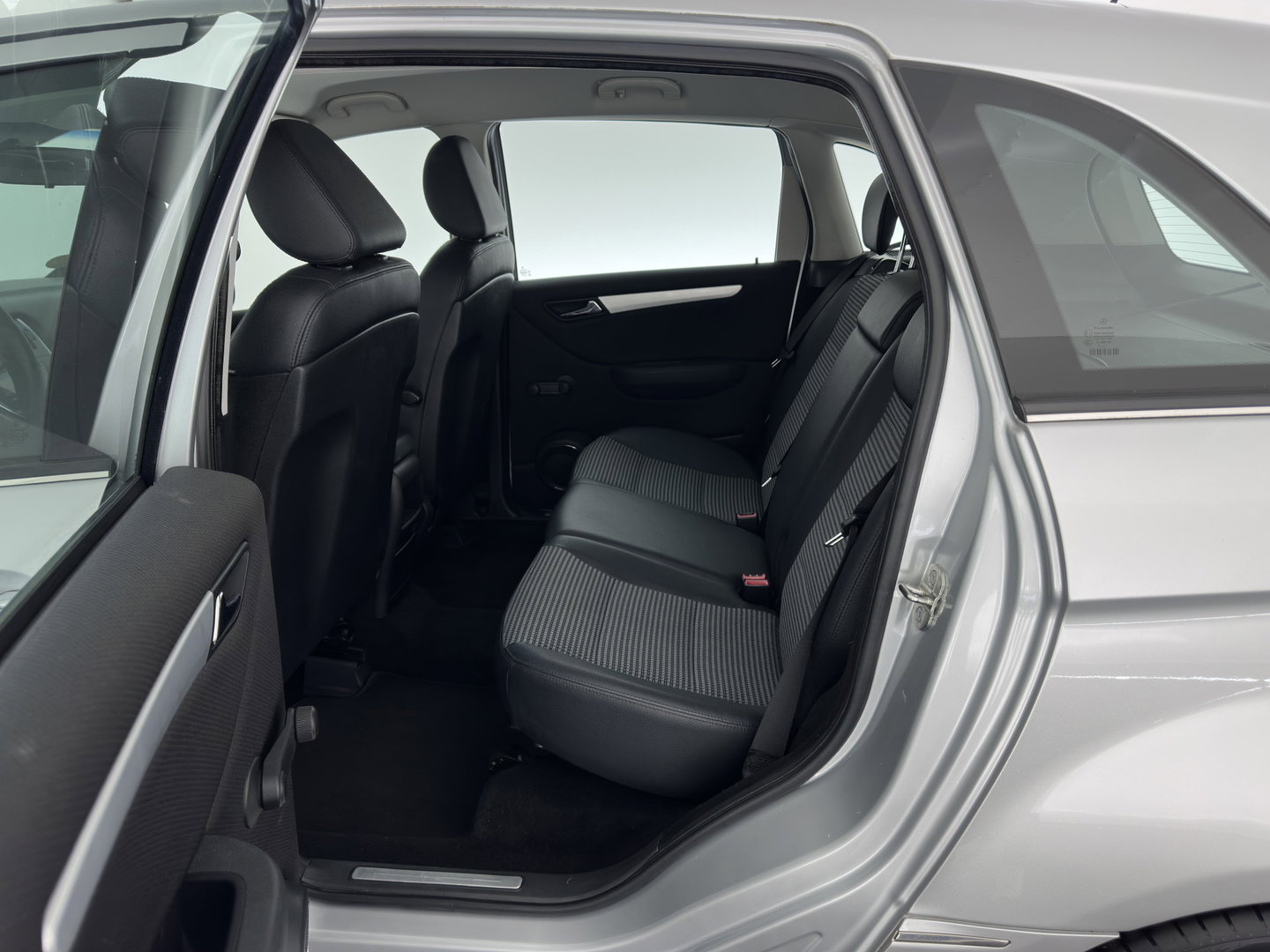 Mercedes-Benz B-Klasse 180 CDI Aut. *LEATHER-FABRIC | AIRCO | CRUISE | COMFORT-SEATS | TOWBAR | 17''ALU*