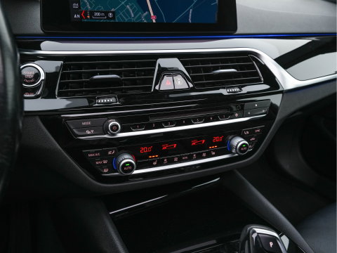 BMW 5 Serie Touring 530d Sportline High Executive Aut. *PANO | LEATHER | FULL-LED | MEMORY-PACK | TOP-VIEW | HEATED-COMFORTSEATS | NAVI-FULLMAP | PRIVACY-GLASS | AMBIENT-LIGHT | ECC | CARPLAY | PDC | TOWBAR | SHIFT-PADDLES | 20"ALU*