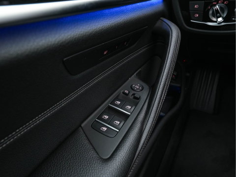 BMW 5 Serie Touring 530d Sportline High Executive Aut. *PANO | LEATHER | FULL-LED | MEMORY-PACK | TOP-VIEW | HEATED-COMFORTSEATS | NAVI-FULLMAP | PRIVACY-GLASS | AMBIENT-LIGHT | ECC | CARPLAY | PDC | TOWBAR | SHIFT-PADDLES | 20"ALU*