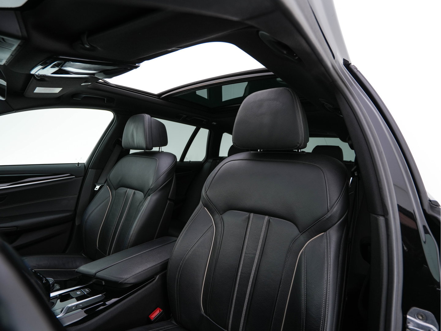 BMW 5 Serie Touring 530d Sportline High Executive Aut. *PANO | LEATHER | FULL-LED | MEMORY-PACK | TOP-VIEW | HEATED-COMFORTSEATS | NAVI-FULLMAP | PRIVACY-GLASS | AMBIENT-LIGHT | ECC | CARPLAY | PDC | TOWBAR | SHIFT-PADDLES | 20"ALU*