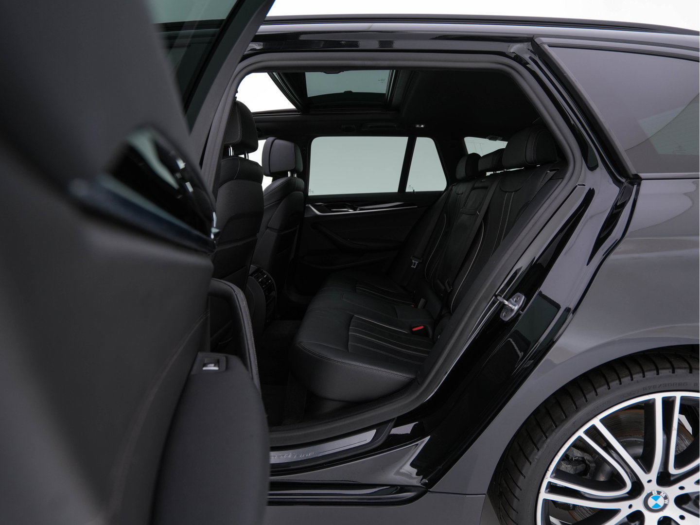 BMW 5 Serie Touring 530d Sportline High Executive Aut. *PANO | LEATHER | FULL-LED | MEMORY-PACK | TOP-VIEW | HEATED-COMFORTSEATS | NAVI-FULLMAP | PRIVACY-GLASS | AMBIENT-LIGHT | ECC | CARPLAY | PDC | TOWBAR | SHIFT-PADDLES | 20"ALU*