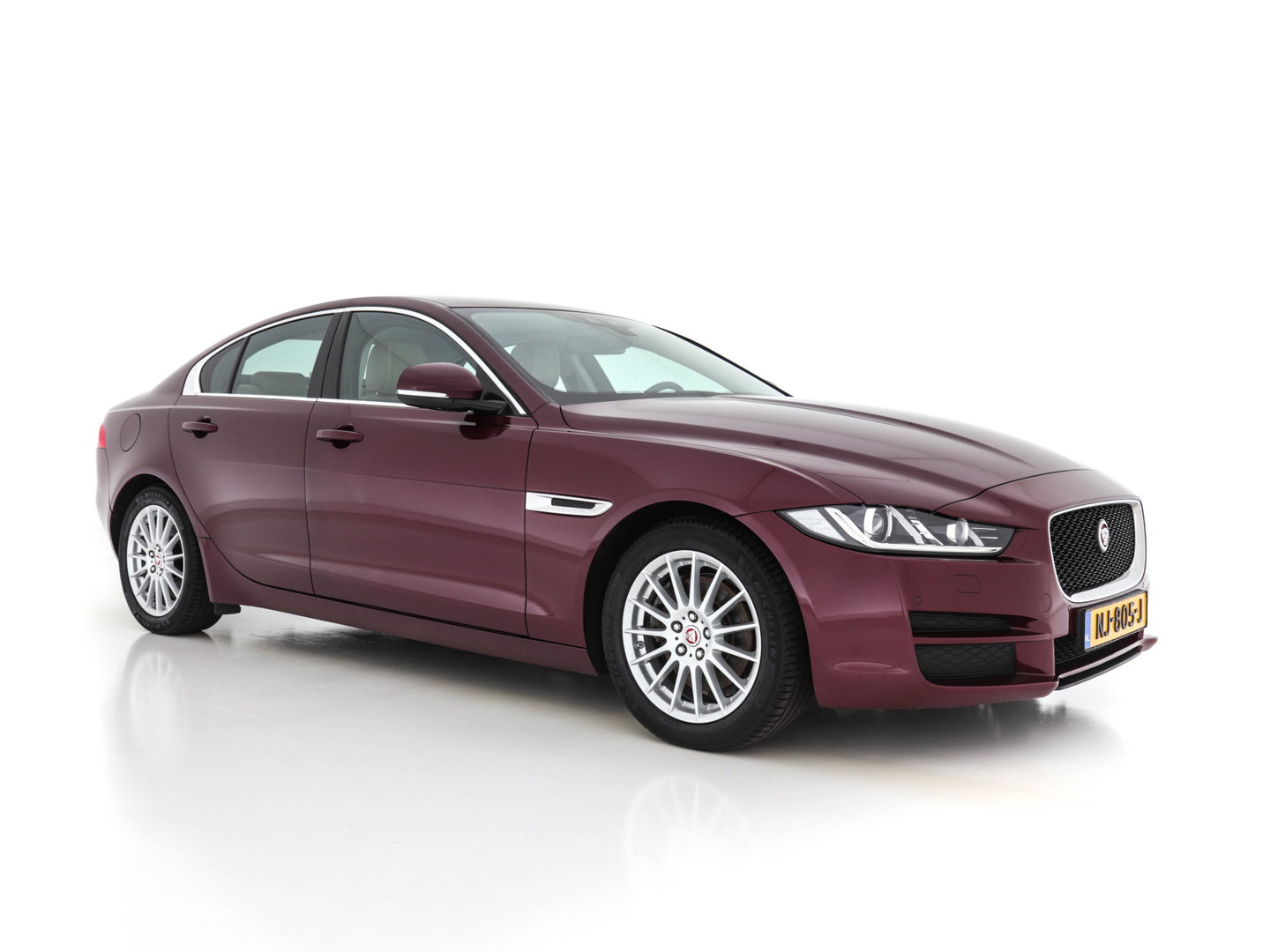Jaguar XE 2.0 D Portfolio (INCL-BTW) Aut. *LEATHER | NAVI-FULLMAP | BI-XENON | CAMERA | ECC | COMFORT-SEATS | SHIFTPADDLES | PDC | JAGUAR-AUDIO | CRUISE | LANE-ASSIST | TOWBAR | 18"ALU*