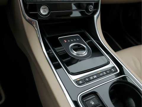 Jaguar XE 2.0 D Portfolio (INCL-BTW) Aut. *LEATHER | NAVI-FULLMAP | BI-XENON | CAMERA | ECC | COMFORT-SEATS | SHIFTPADDLES | PDC | JAGUAR-AUDIO | CRUISE | LANE-ASSIST | TOWBAR | 18"ALU*