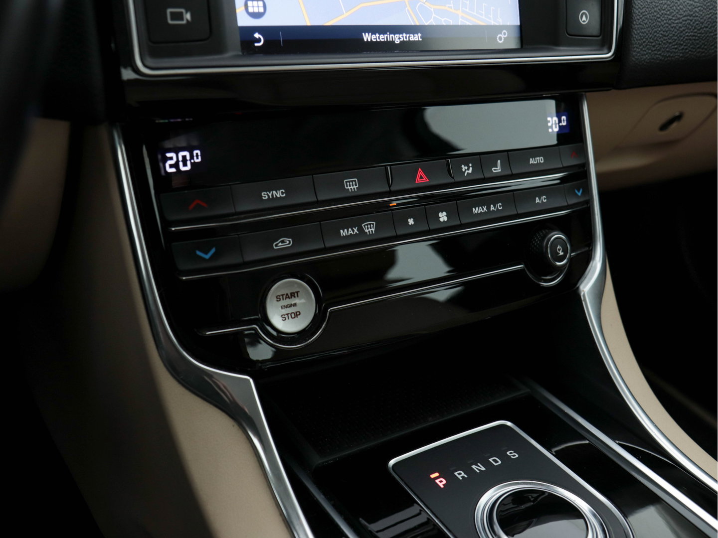 Jaguar XE 2.0 D Portfolio (INCL-BTW) Aut. *LEATHER | NAVI-FULLMAP | BI-XENON | CAMERA | ECC | COMFORT-SEATS | SHIFTPADDLES | PDC | JAGUAR-AUDIO | CRUISE | LANE-ASSIST | TOWBAR | 18"ALU*