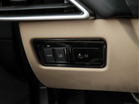Jaguar XE 2.0 D Portfolio (INCL-BTW) Aut. *LEATHER | NAVI-FULLMAP | BI-XENON | CAMERA | ECC | COMFORT-SEATS | SHIFTPADDLES | PDC | JAGUAR-AUDIO | CRUISE | LANE-ASSIST | TOWBAR | 18"ALU*