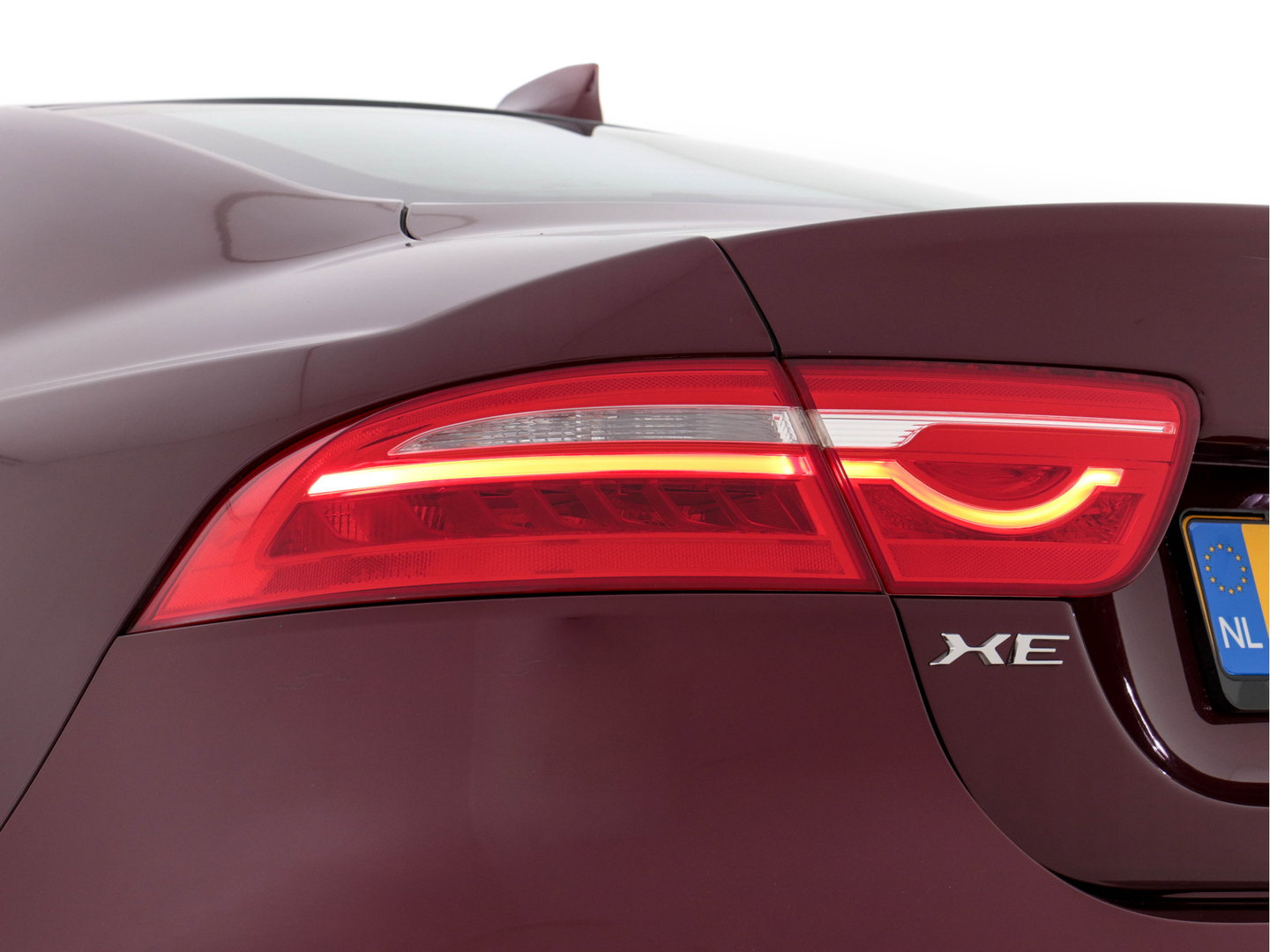 Jaguar XE 2.0 D Portfolio (INCL-BTW) Aut. *LEATHER | NAVI-FULLMAP | BI-XENON | CAMERA | ECC | COMFORT-SEATS | SHIFTPADDLES | PDC | JAGUAR-AUDIO | CRUISE | LANE-ASSIST | TOWBAR | 18"ALU*