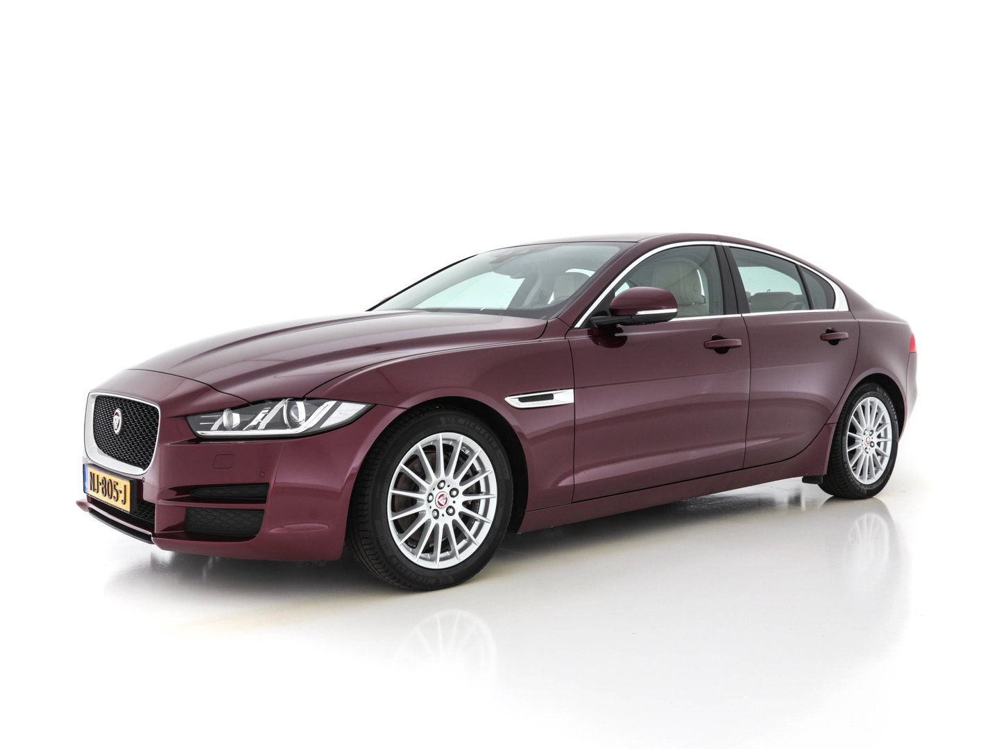 Jaguar XE 2.0 D Portfolio (INCL-BTW) Aut. *LEATHER | NAVI-FULLMAP | BI-XENON | CAMERA | ECC | COMFORT-SEATS | SHIFTPADDLES | PDC | JAGUAR-AUDIO | CRUISE | LANE-ASSIST | TOWBAR | 18"ALU*