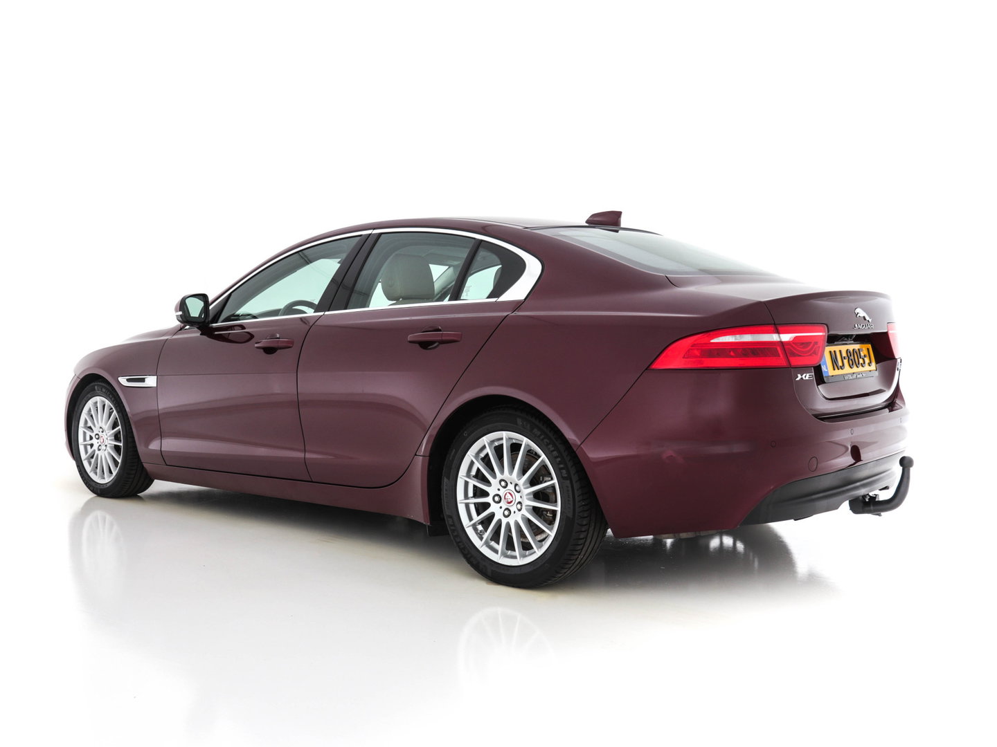 Jaguar XE 2.0 D Portfolio (INCL-BTW) Aut. *LEATHER | NAVI-FULLMAP | BI-XENON | CAMERA | ECC | COMFORT-SEATS | SHIFTPADDLES | PDC | JAGUAR-AUDIO | CRUISE | LANE-ASSIST | TOWBAR | 18"ALU*