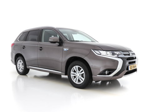 Mitsubishi Outlander 2.0 AWD (Plug-In) (INCL-BTW) Aut.*LEATHER-ALCANTARA | NAVI-FULLMAP | KEYLESS | DAB | CAMERA | ECC | CRUISE | CARPLAY | PRIVACY-GLASS | TOWBAR | SHIFTPADDLES | 16"ALU*