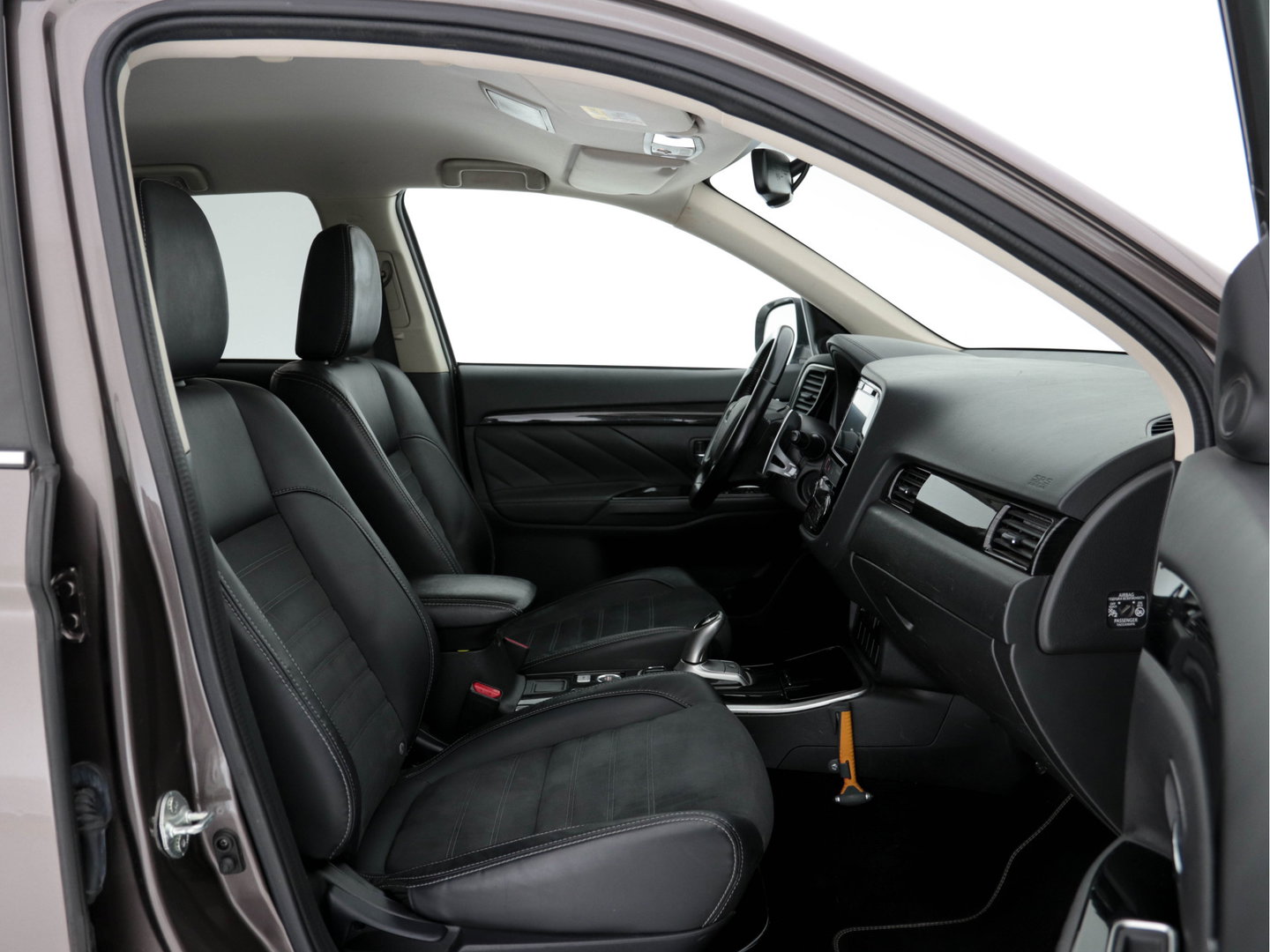 Mitsubishi Outlander 2.0 AWD (Plug-In) (INCL-BTW) Aut.*LEATHER-ALCANTARA | NAVI-FULLMAP | KEYLESS | DAB | CAMERA | ECC | CRUISE | CARPLAY | PRIVACY-GLASS | TOWBAR | SHIFTPADDLES | 16"ALU*