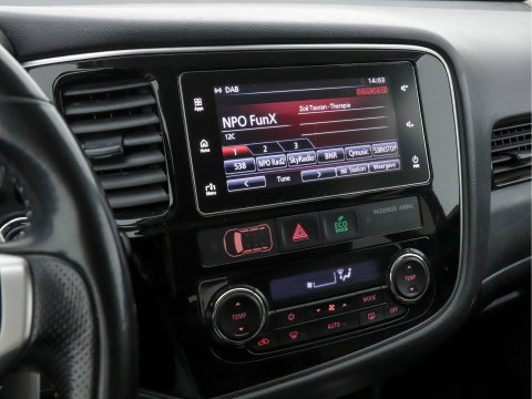 Mitsubishi Outlander 2.0 AWD (Plug-In) (INCL-BTW) Aut.*LEATHER-ALCANTARA | NAVI-FULLMAP | KEYLESS | DAB | CAMERA | ECC | CRUISE | CARPLAY | PRIVACY-GLASS | TOWBAR | SHIFTPADDLES | 16"ALU*