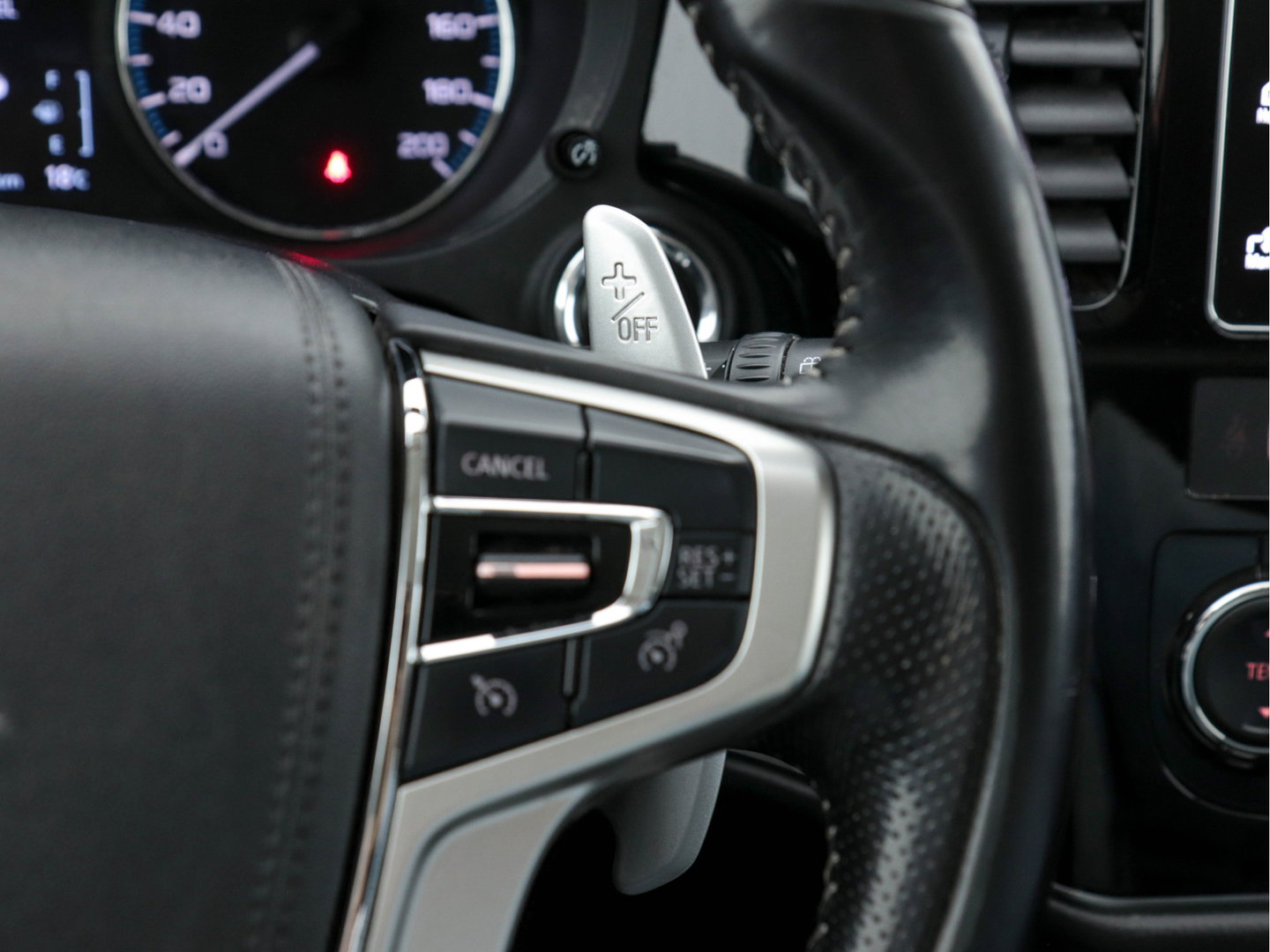 Mitsubishi Outlander 2.0 AWD (Plug-In) (INCL-BTW) Aut.*LEATHER-ALCANTARA | NAVI-FULLMAP | KEYLESS | DAB | CAMERA | ECC | CRUISE | CARPLAY | PRIVACY-GLASS | TOWBAR | SHIFTPADDLES | 16"ALU*