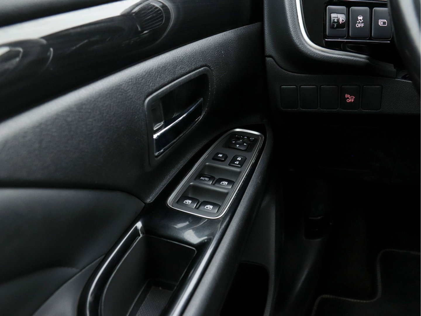 Mitsubishi Outlander 2.0 AWD (Plug-In) (INCL-BTW) Aut.*LEATHER-ALCANTARA | NAVI-FULLMAP | KEYLESS | DAB | CAMERA | ECC | CRUISE | CARPLAY | PRIVACY-GLASS | TOWBAR | SHIFTPADDLES | 16"ALU*