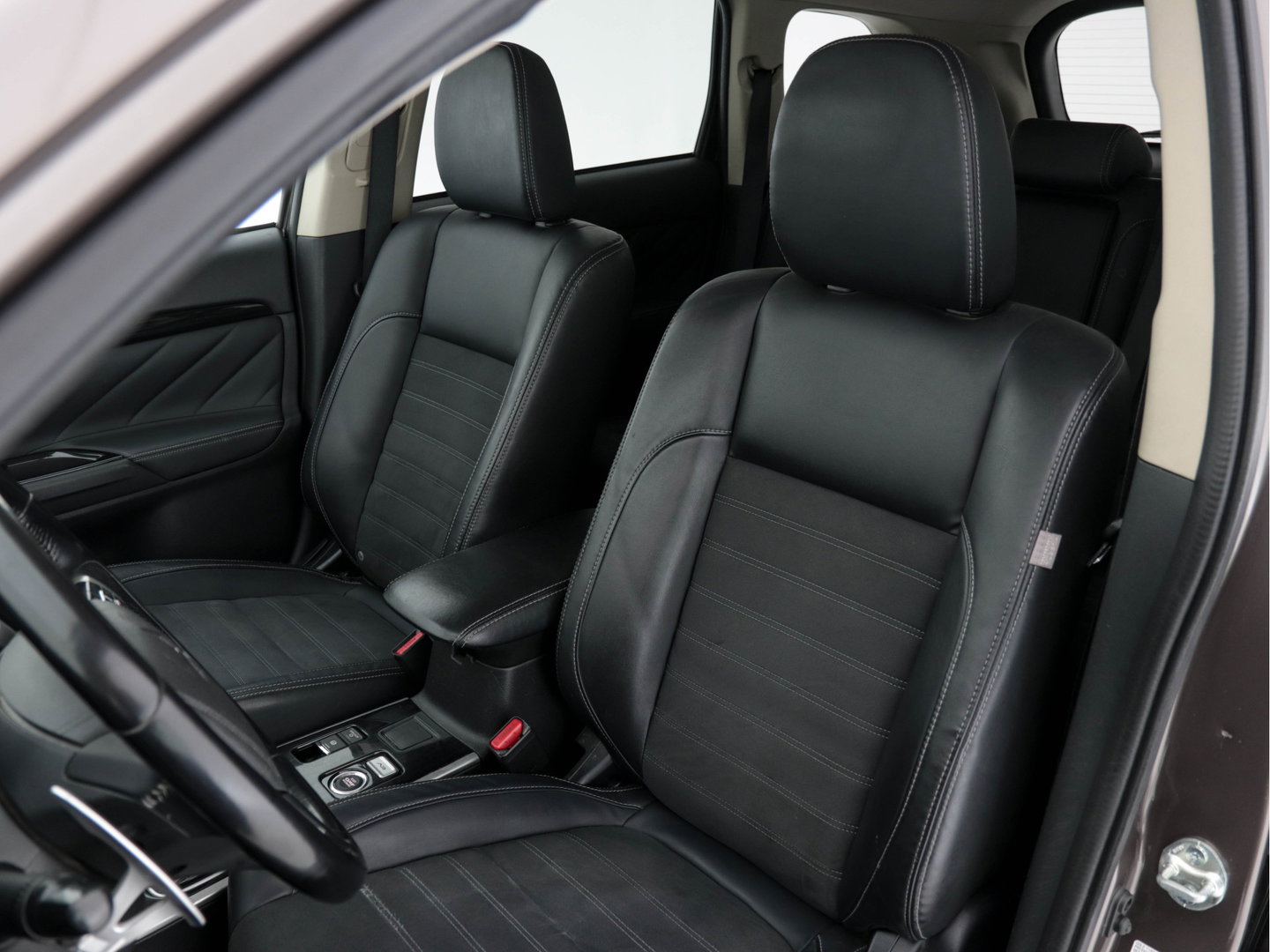 Mitsubishi Outlander 2.0 AWD (Plug-In) (INCL-BTW) Aut.*LEATHER-ALCANTARA | NAVI-FULLMAP | KEYLESS | DAB | CAMERA | ECC | CRUISE | CARPLAY | PRIVACY-GLASS | TOWBAR | SHIFTPADDLES | 16"ALU*