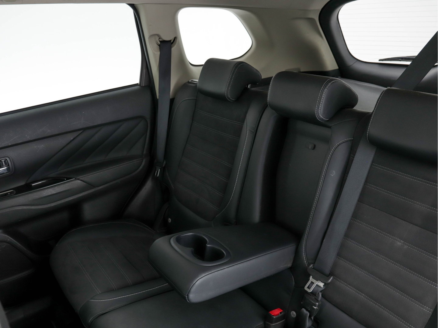 Mitsubishi Outlander 2.0 AWD (Plug-In) (INCL-BTW) Aut.*LEATHER-ALCANTARA | NAVI-FULLMAP | KEYLESS | DAB | CAMERA | ECC | CRUISE | CARPLAY | PRIVACY-GLASS | TOWBAR | SHIFTPADDLES | 16"ALU*