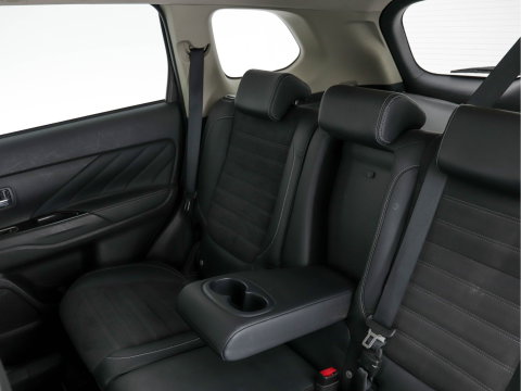 Mitsubishi Outlander 2.0 AWD (Plug-In) (INCL-BTW) Aut.*LEATHER-ALCANTARA | NAVI-FULLMAP | KEYLESS | DAB | CAMERA | ECC | CRUISE | CARPLAY | PRIVACY-GLASS | TOWBAR | SHIFTPADDLES | 16"ALU*
