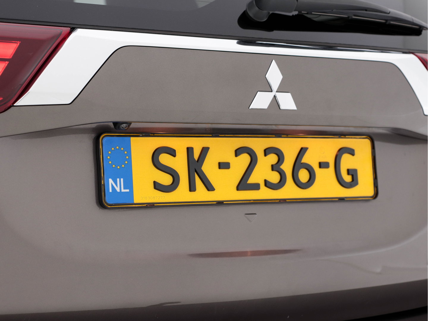 Mitsubishi Outlander 2.0 AWD (Plug-In) (INCL-BTW) Aut.*LEATHER-ALCANTARA | NAVI-FULLMAP | KEYLESS | DAB | CAMERA | ECC | CRUISE | CARPLAY | PRIVACY-GLASS | TOWBAR | SHIFTPADDLES | 16"ALU*