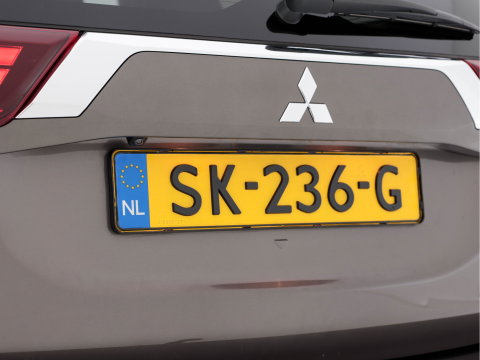 Mitsubishi Outlander 2.0 AWD (Plug-In) (INCL-BTW) Aut.*LEATHER-ALCANTARA | NAVI-FULLMAP | KEYLESS | DAB | CAMERA | ECC | CRUISE | CARPLAY | PRIVACY-GLASS | TOWBAR | SHIFTPADDLES | 16"ALU*