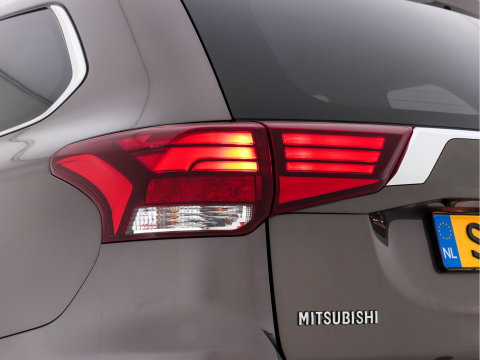 Mitsubishi Outlander 2.0 AWD (Plug-In) (INCL-BTW) Aut.*LEATHER-ALCANTARA | NAVI-FULLMAP | KEYLESS | DAB | CAMERA | ECC | CRUISE | CARPLAY | PRIVACY-GLASS | TOWBAR | SHIFTPADDLES | 16"ALU*