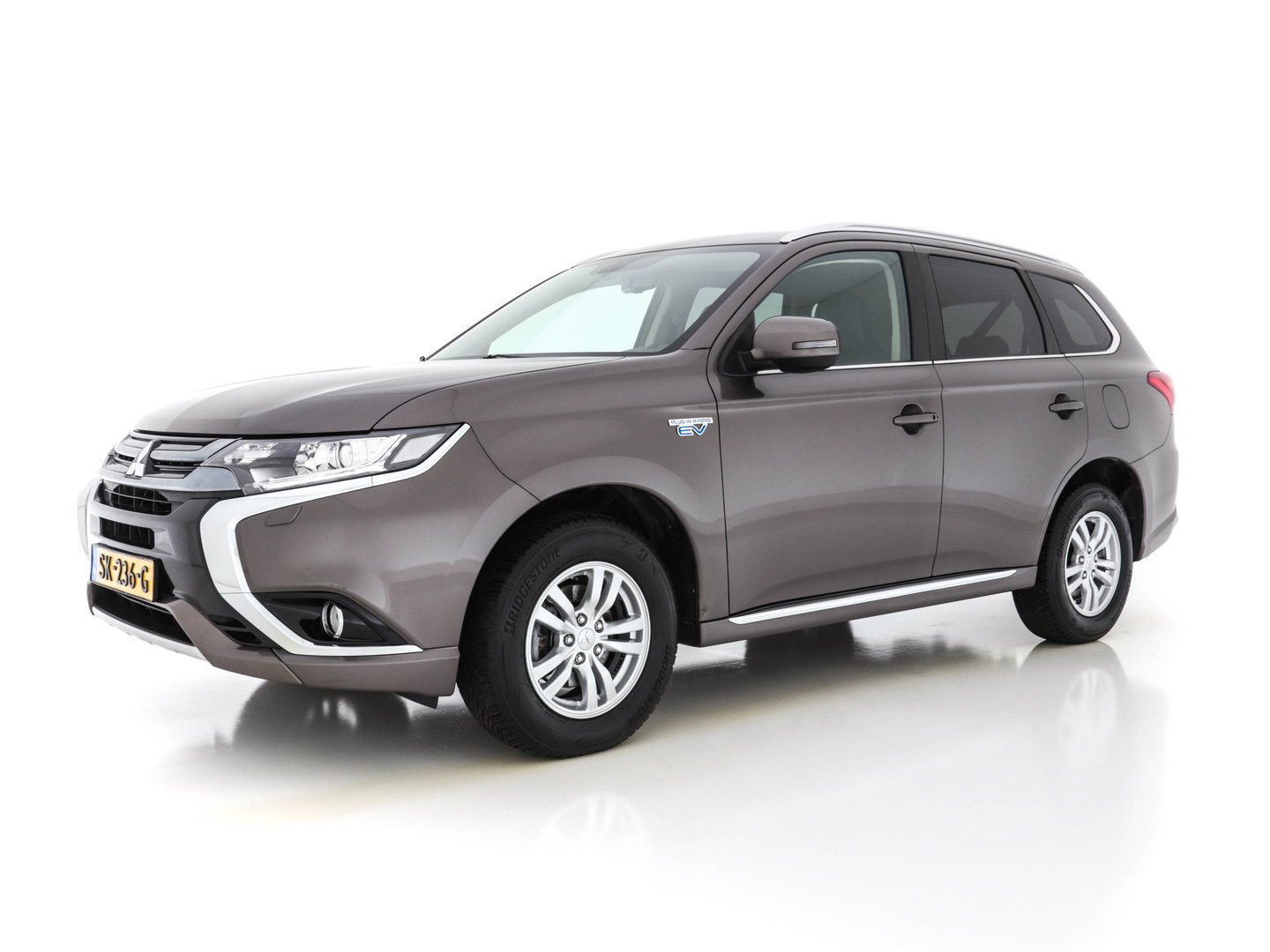 Mitsubishi Outlander 2.0 AWD (Plug-In) (INCL-BTW) Aut.*LEATHER-ALCANTARA | NAVI-FULLMAP | KEYLESS | DAB | CAMERA | ECC | CRUISE | CARPLAY | PRIVACY-GLASS | TOWBAR | SHIFTPADDLES | 16"ALU*