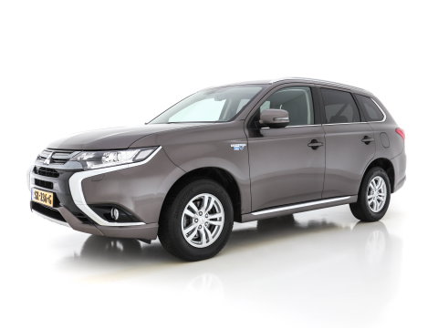 Mitsubishi Outlander 2.0 AWD (Plug-In) (INCL-BTW) Aut.*LEATHER-ALCANTARA | NAVI-FULLMAP | KEYLESS | DAB | CAMERA | ECC | CRUISE | CARPLAY | PRIVACY-GLASS | TOWBAR | SHIFTPADDLES | 16"ALU*