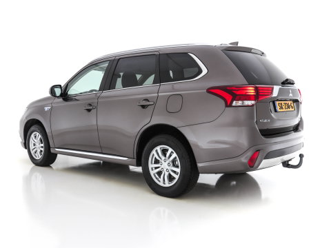 Mitsubishi Outlander 2.0 AWD (Plug-In) (INCL-BTW) Aut.*LEATHER-ALCANTARA | NAVI-FULLMAP | KEYLESS | DAB | CAMERA | ECC | CRUISE | CARPLAY | PRIVACY-GLASS | TOWBAR | SHIFTPADDLES | 16"ALU*
