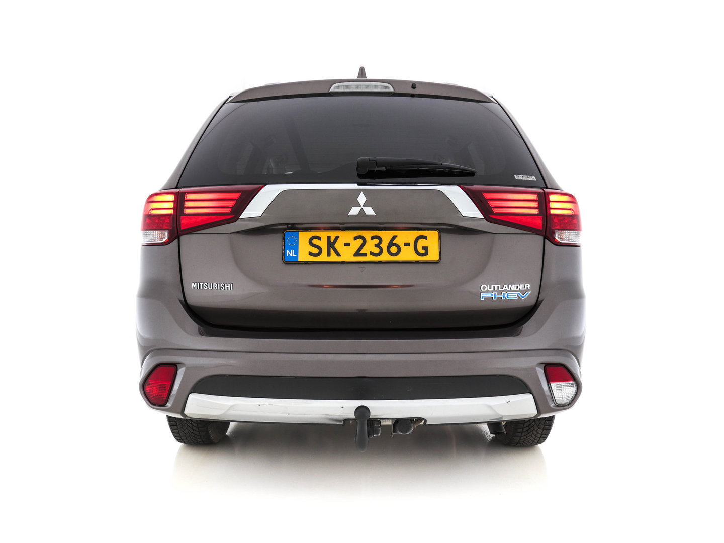 Mitsubishi Outlander 2.0 AWD (Plug-In) (INCL-BTW) Aut.*LEATHER-ALCANTARA | NAVI-FULLMAP | KEYLESS | DAB | CAMERA | ECC | CRUISE | CARPLAY | PRIVACY-GLASS | TOWBAR | SHIFTPADDLES | 16"ALU*