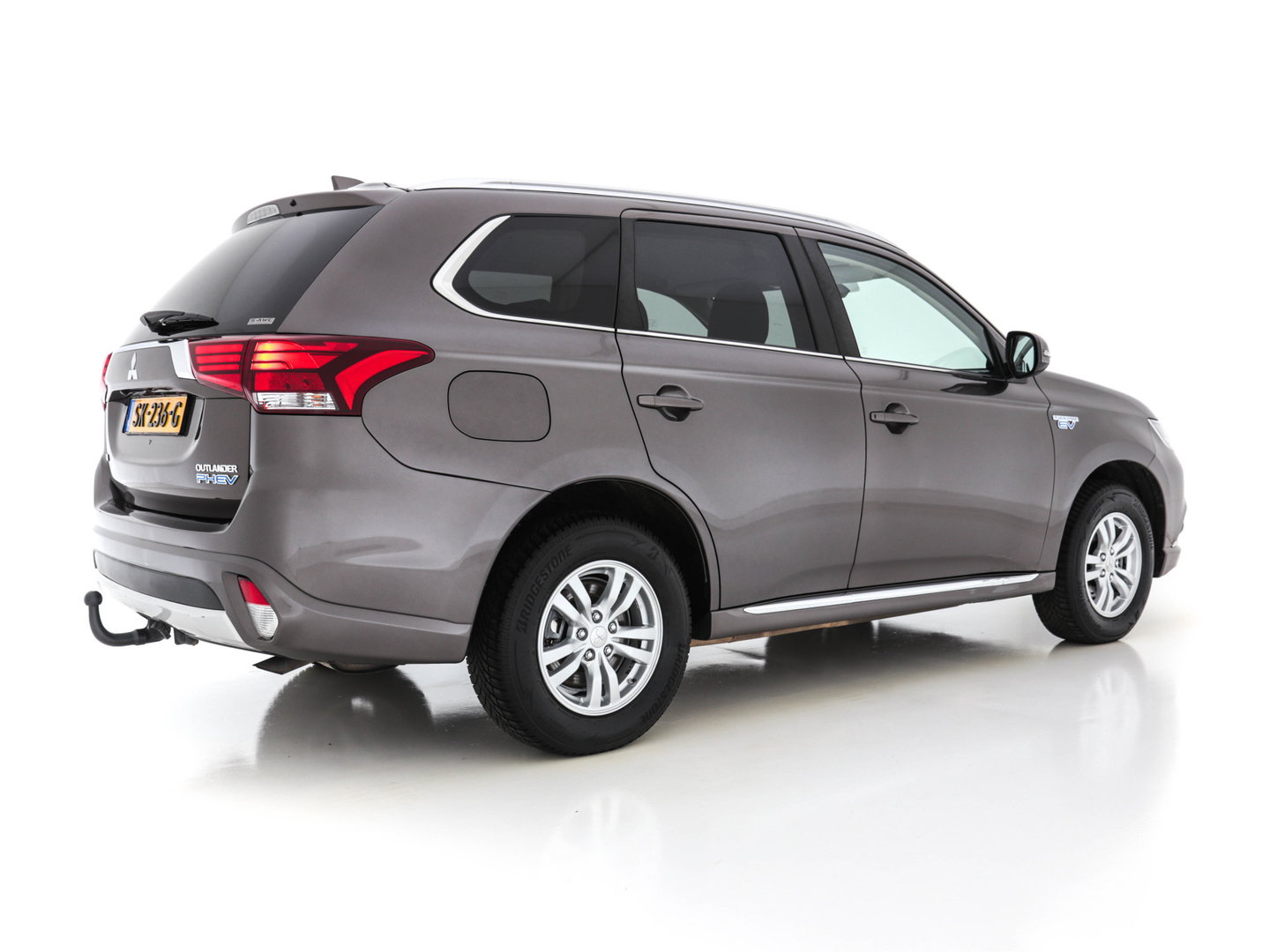 Mitsubishi Outlander 2.0 AWD (Plug-In) (INCL-BTW) Aut.*LEATHER-ALCANTARA | NAVI-FULLMAP | KEYLESS | DAB | CAMERA | ECC | CRUISE | CARPLAY | PRIVACY-GLASS | TOWBAR | SHIFTPADDLES | 16"ALU*