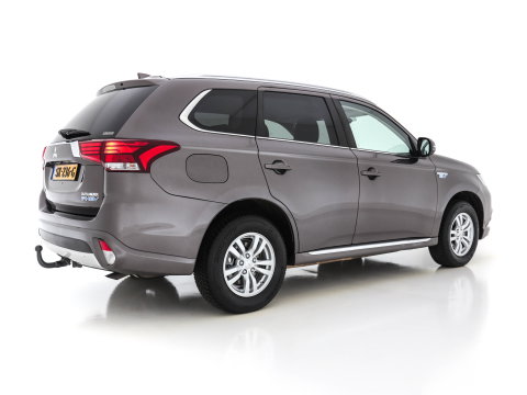 Mitsubishi Outlander 2.0 AWD (Plug-In) (INCL-BTW) Aut.*LEATHER-ALCANTARA | NAVI-FULLMAP | KEYLESS | DAB | CAMERA | ECC | CRUISE | CARPLAY | PRIVACY-GLASS | TOWBAR | SHIFTPADDLES | 16"ALU*