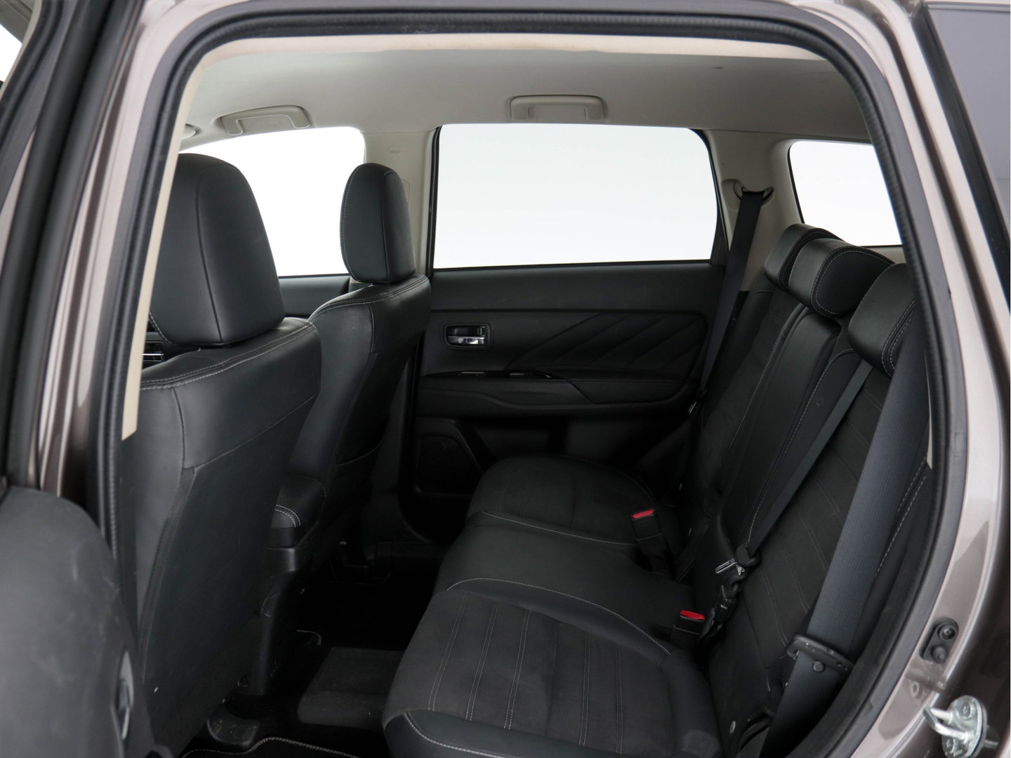 Mitsubishi Outlander 2.0 AWD (Plug-In) (INCL-BTW) Aut.*LEATHER-ALCANTARA | NAVI-FULLMAP | KEYLESS | DAB | CAMERA | ECC | CRUISE | CARPLAY | PRIVACY-GLASS | TOWBAR | SHIFTPADDLES | 16"ALU*