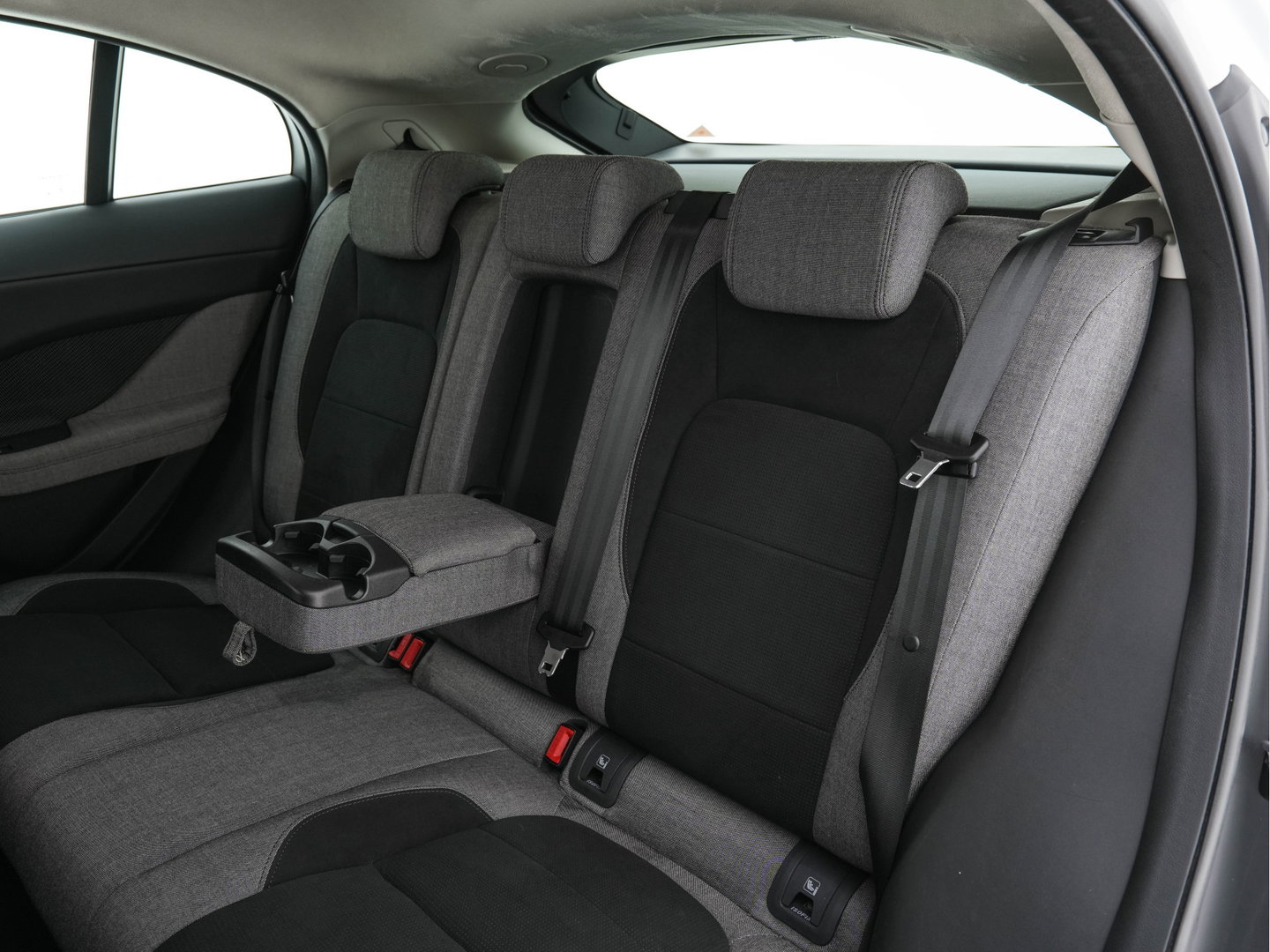 Jaguar I-PACE EV400 HSE First Edition AWD (SoH-91%} (INCL-BTW) Aut. *HEATPUMP | DIGI-COCKPIT | MATRIX-LED | MICROFIBRE | MERIDIAN-AUDIO | TOPVIEW | KEYLESS | LANE-ASSIST | BLINDSPOT | CRUISE | DAB | MEMORY-PACK | CCS-FASTLOADER | SPORTSEATS |