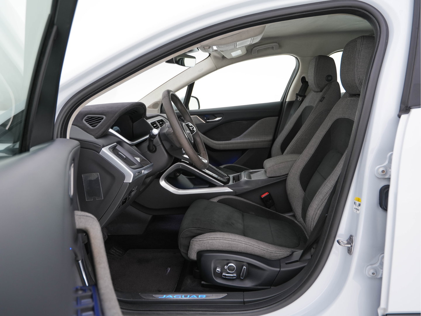 Jaguar I-PACE EV400 HSE First Edition AWD (SoH-91%} (INCL-BTW) Aut. *HEATPUMP | DIGI-COCKPIT | MATRIX-LED | MICROFIBRE | MERIDIAN-AUDIO | TOPVIEW | KEYLESS | LANE-ASSIST | BLINDSPOT | CRUISE | DAB | MEMORY-PACK | CCS-FASTLOADER | SPORTSEATS |
