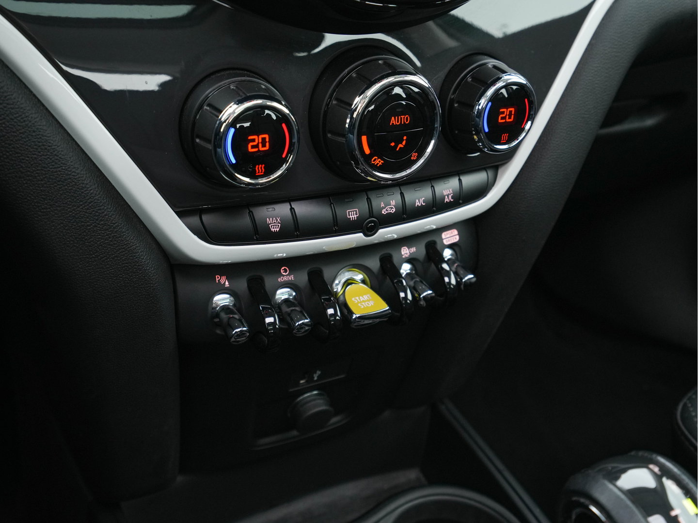 MINI Countryman 2.0 Cooper SE ALL4 (Plug-In) (INCL-BTW) Aut. *PANO | LEATHER-ALCANTARA | HARMAN/KARDON | ADAPTIVE-CRUISE | FULL-LED | KEYLESS | NAVI-FULLMAP | CAMERA | ECC | PDC | SPORTSEATS | AMBIENT-LIGHT | 18"ALU*