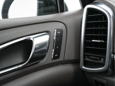 Porsche Cayenne 4.8 Turbo AWD Aut. *PANO | LEATHER | BURMESTER-SURROUND | BI-XENON | MEMORY-PACK | NAVI-FULLMAP | ADAPTIVE-CRUISE | AIR-SUSPENSION | CAMERA | SPORT-SEATS |  20''ALU*