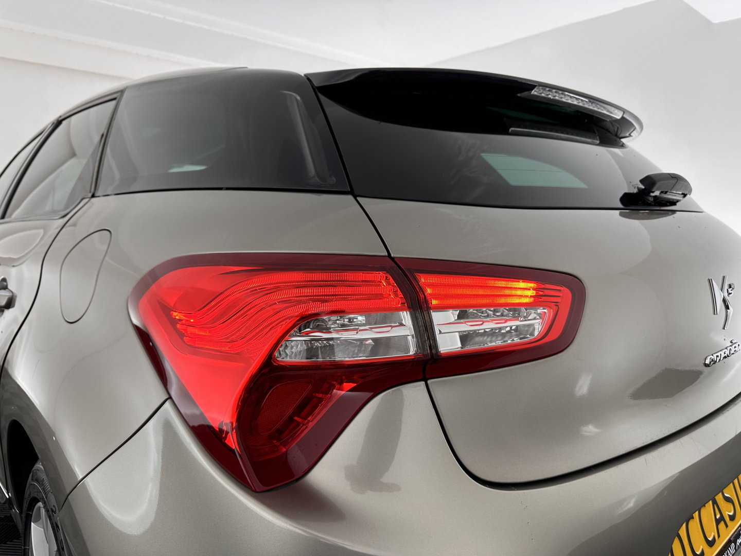 Citroën DS5 2.0 Hybrid4 Business Executive AWD Aut. *PANO | XENON | LEATHER | MEMORY-PACK | NAVI-FULLMAP | KEYLESS | CAMERA | HEAD-UP | MASSAGE | CRUISE | SPORT-SEATS | TOWBAR | 17"ALU*