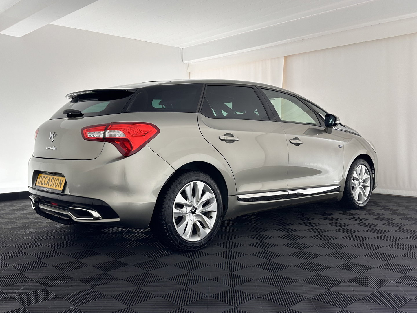 Citroën DS5 2.0 Hybrid4 Business Executive AWD Aut. *PANO | XENON | LEATHER | MEMORY-PACK | NAVI-FULLMAP | KEYLESS | CAMERA | HEAD-UP | MASSAGE | CRUISE | SPORT-SEATS | TOWBAR | 17"ALU*