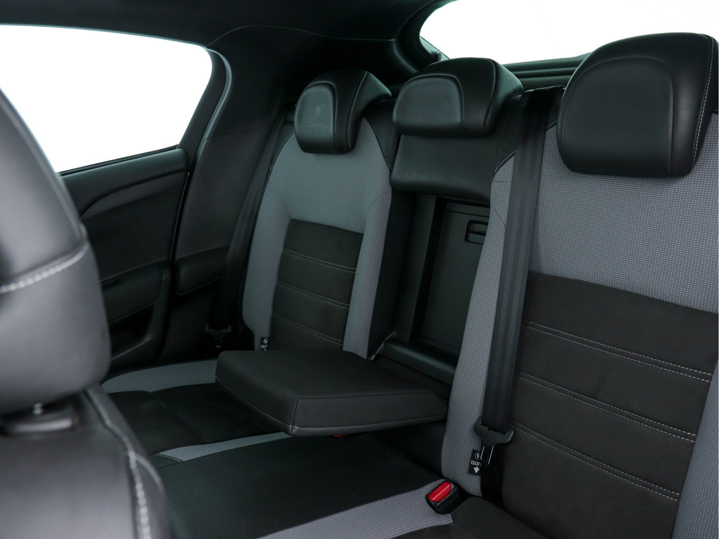 DS DS 4 Crossback 1.6 BlueHDi Business-Pack Aut. *NAVI-FULLMAP | FULL-LED | LEATHER-MICROFIBRE | DAB+ | ECC | PDC | CRUISE | KEYLESS | PRIVACY-GLASS | SPORT-SEATS | TOWBAR | 16"ALU*