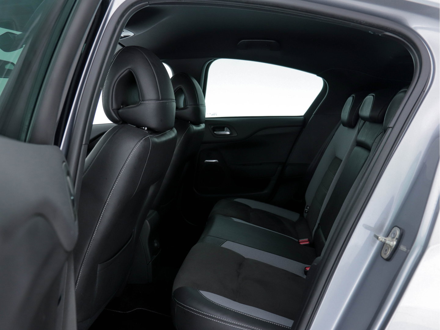 DS DS 4 Crossback 1.6 BlueHDi Business-Pack Aut. *NAVI-FULLMAP | FULL-LED | LEATHER-MICROFIBRE | DAB+ | ECC | PDC | CRUISE | KEYLESS | PRIVACY-GLASS | SPORT-SEATS | TOWBAR | 16"ALU*