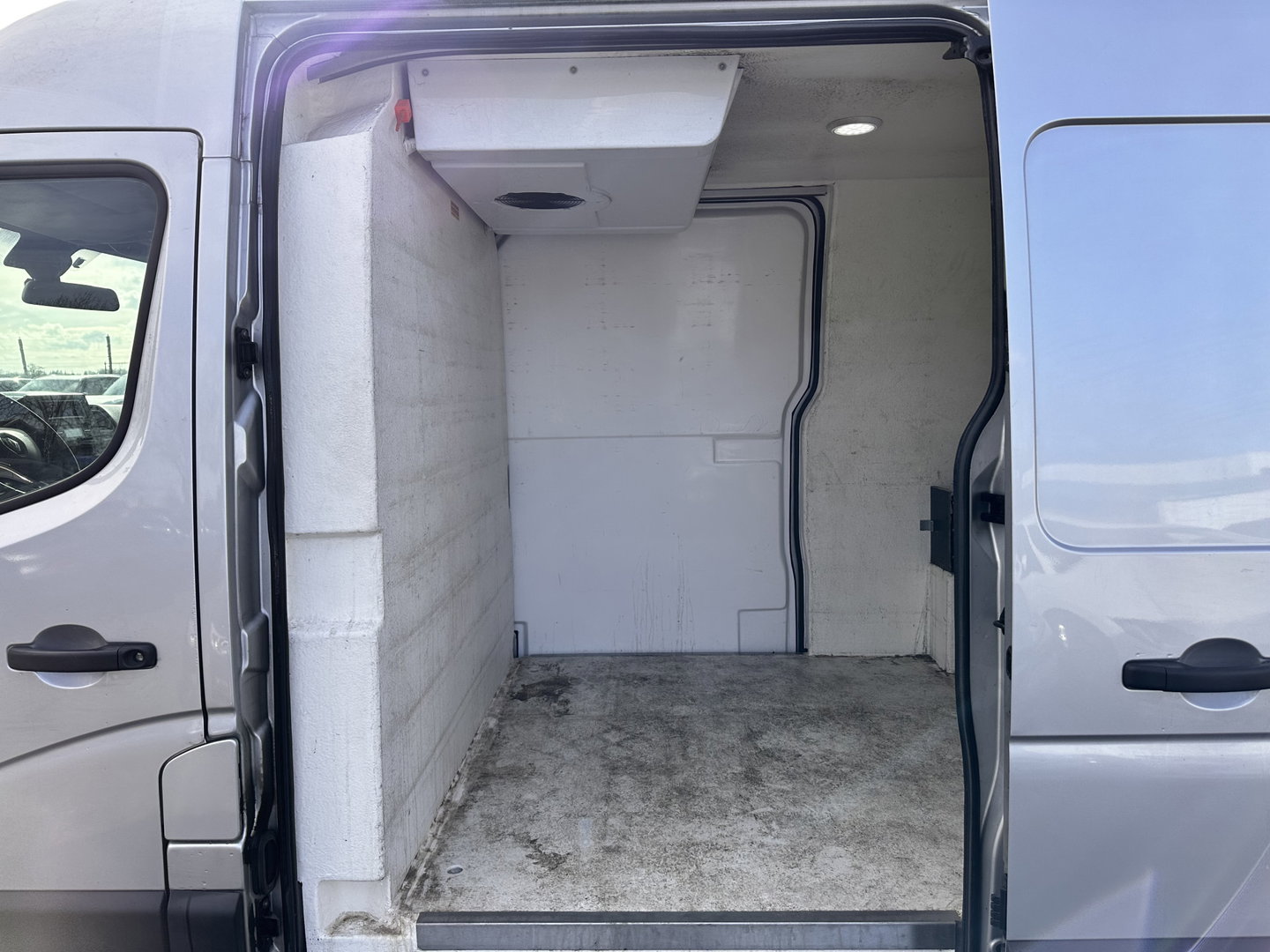 Renault Master T35 2.3 dCi 180 L2H2 Energy ( 3-Pers ) *REFRIGERATED VEHICLE | DOUBLE SLIDING DOORS | CAMERA | AIR CONDITIONING | BLIND SPOT MONITOR | CRUISE CONTROL | PARKING SENSORS | TOW BAR*
