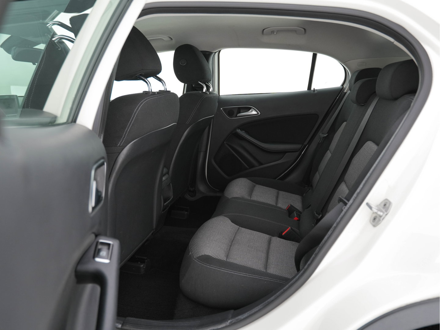 Mercedes-Benz GLA 200 CDI Ambition *NAVI-FULLMAP | ECC | CRUISE | HEATED-COMFORT-SEATS | TOWBAR | PDC |  CARBON-INLAY | 17"ALU*