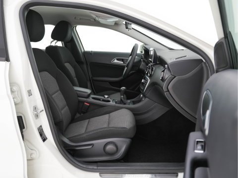 Mercedes-Benz GLA 200 CDI Ambition *NAVI-FULLMAP | ECC | CRUISE | HEATED-COMFORT-SEATS | TOWBAR | PDC |  CARBON-INLAY | 17"ALU*