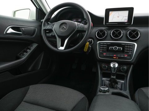 Mercedes-Benz GLA 200 CDI Ambition *NAVI-FULLMAP | ECC | CRUISE | HEATED-COMFORT-SEATS | TOWBAR | PDC |  CARBON-INLAY | 17"ALU*