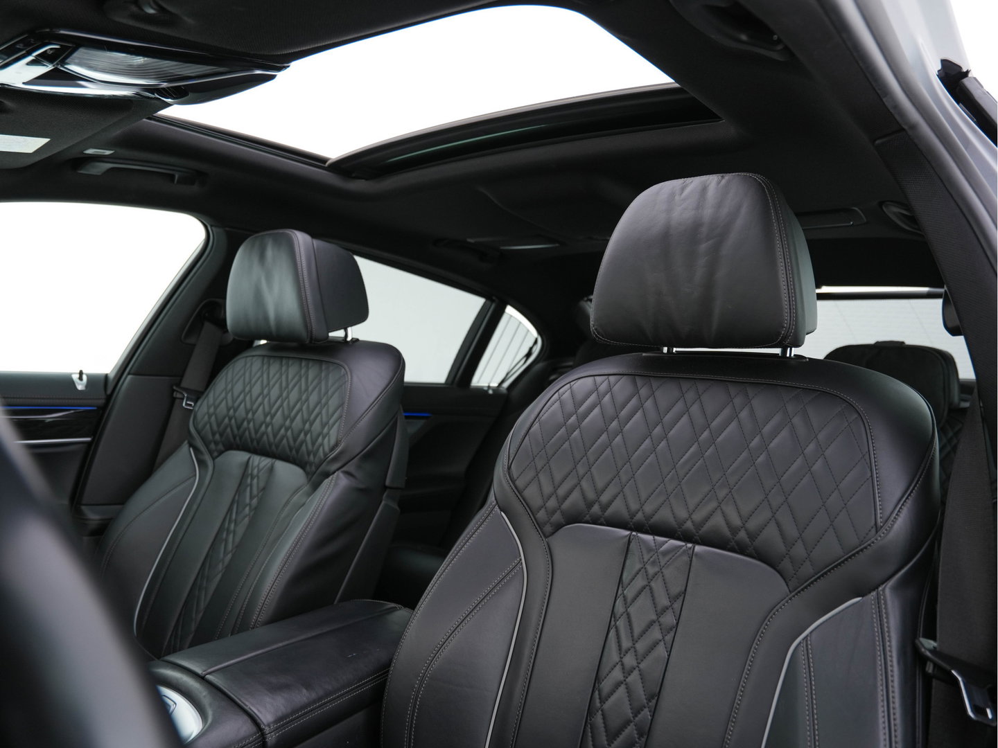 BMW 7 Serie 750i Long M-Aerodynamic xDrive High Executive Aut. *PANO | DESIGN-LEATHER | LASER-LED | SOFTCLOSE |TOPVIEW | HARMAN/KARDON-SOUND | MEMORY-PACK | NAVI-FULLMAP | KEYLESS | ADAPTIVE-CRUISE | HEAD-UP | MASSAGE/HEATED/COOLED-COMFORT-SEATS | .