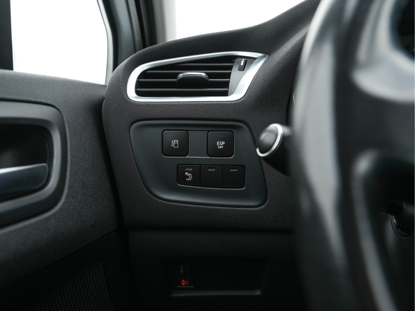 Citroën C4 1.6 HDi Ligne Business *NAVI-FULLMAP | ECC | PDC | CRUISE | TOWBAR | COMFORT-SEATS | PRIVACY-GLASS | 16''ALU*