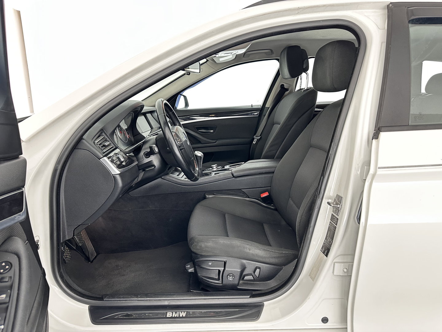 BMW 5 Serie Touring 520d Shadow-line *BI-XENON | NAVI-FULLMAP | HEATED-COMFORTSEATS | ECC | KEYLESS | PDC | CRUISE | 18''ALU*
